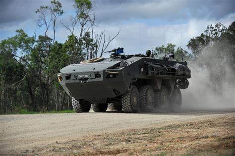 摩天大楼上面的机械怪兽,摩天大厦狂暴巨兽视频