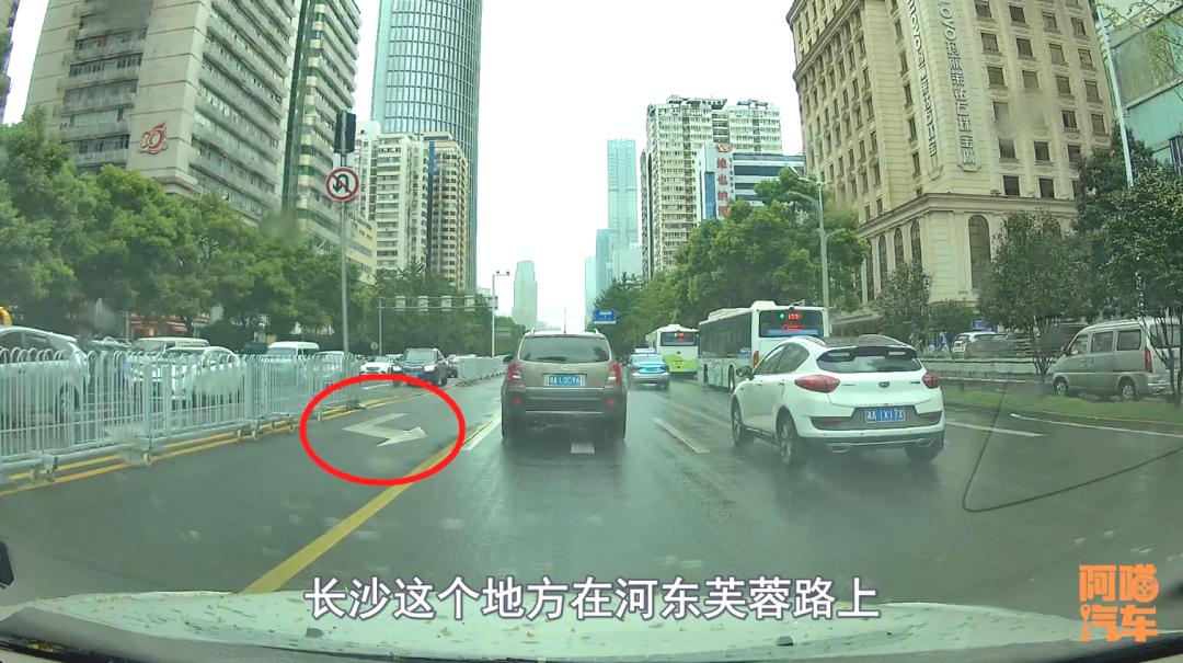 借道左转你知道该怎么走吗,借道行驶正确走法对面有车