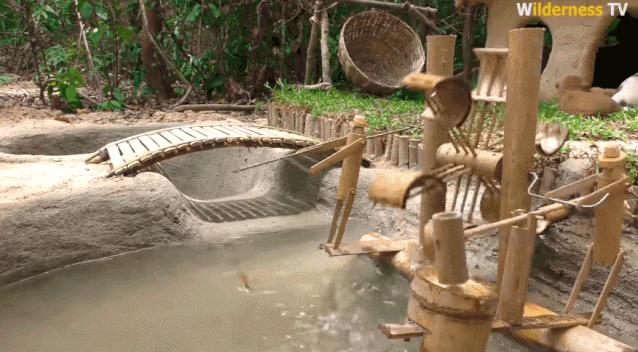 小哥哥徒手建房子,小伙为流浪狗打造温馨的城堡