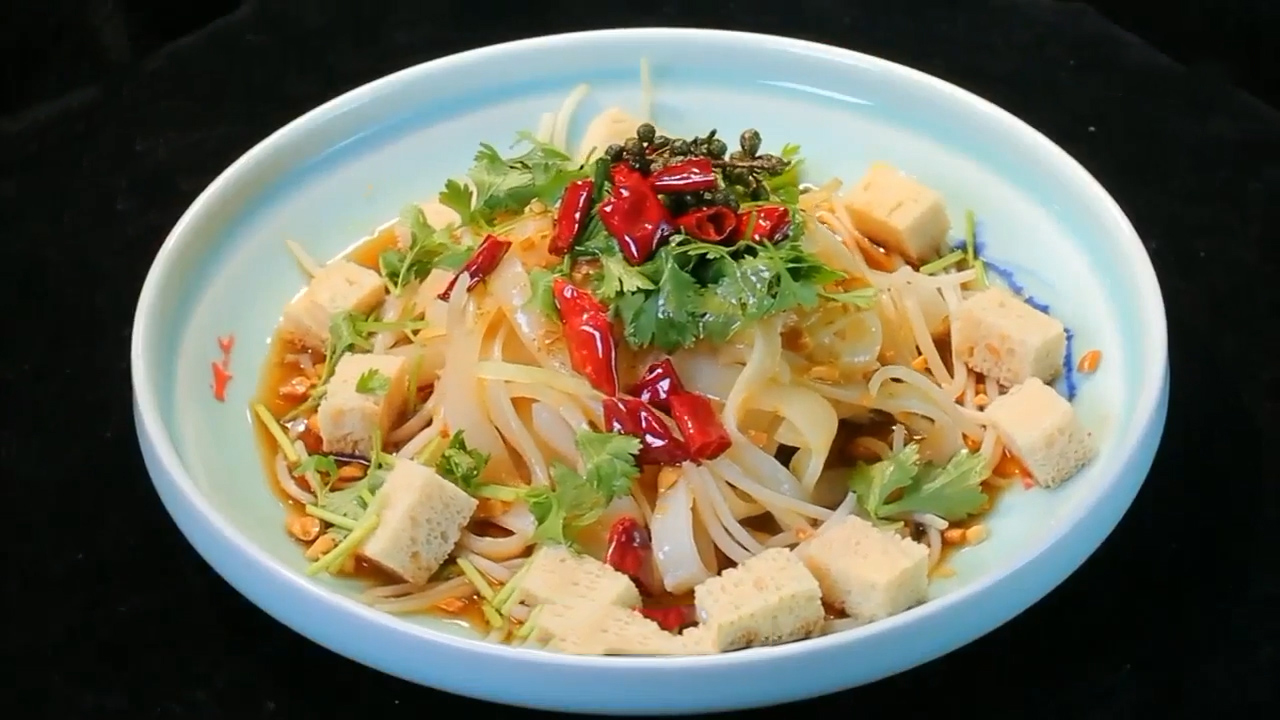 如何自制凉皮凉了也劲道,自制凉皮怎么做又滑又劲道