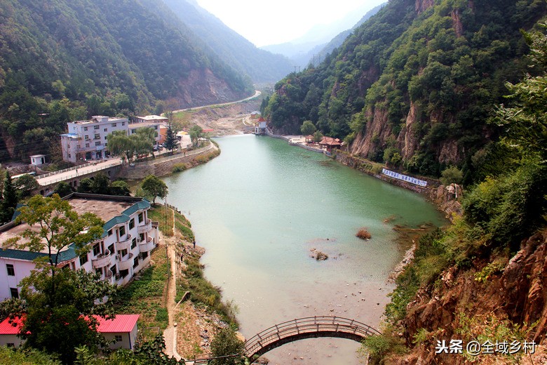 在百米外的公路边露天裸浴,你敢吗?小镇农民都这么泡温泉