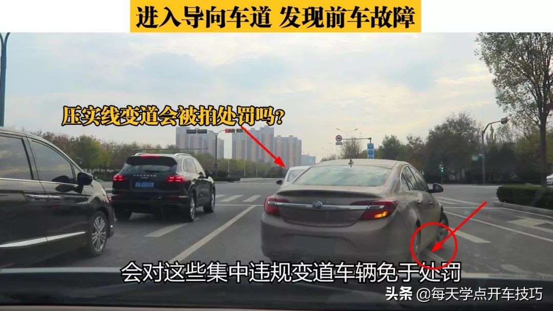 中间车道右拐弯压实线会不会违章,前车道压实线变道违法吗
