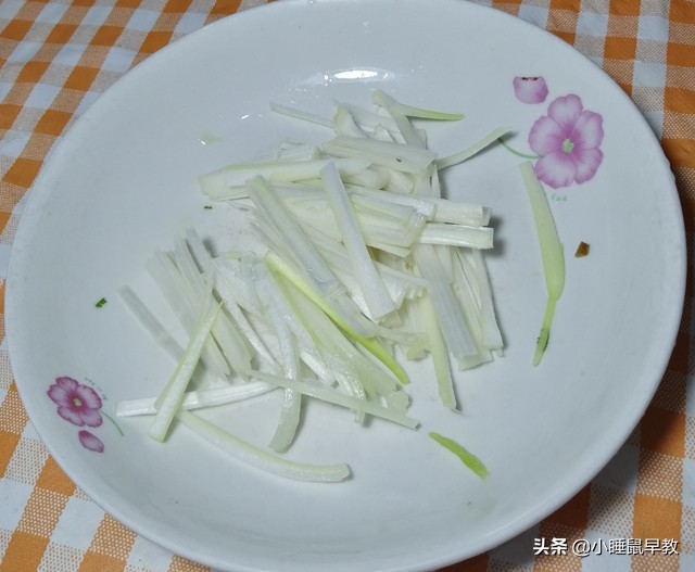 凉拌火腿怎么调的好吃,凉拌菜里的素火腿是怎么做的