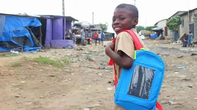 富士康小伙转行生产太阳能背包，年销百万个受非洲贫民窟儿童热捧