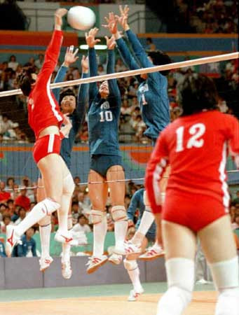 80年代女排为什么穿长袖,中国女排球衣改良