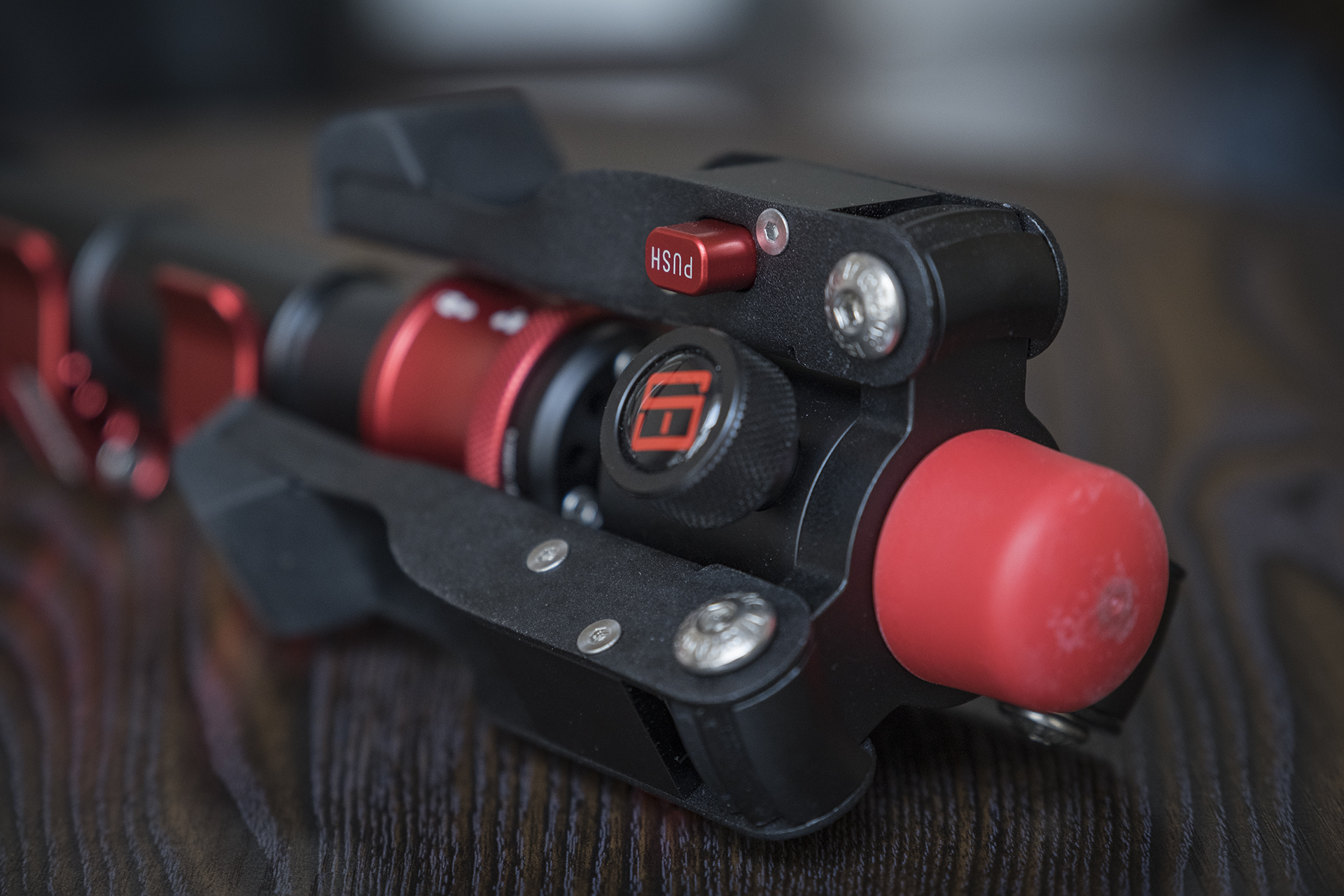 聚目开箱丨明明能靠脸，偏要拼才华——印迹COBRA2代独脚架开箱