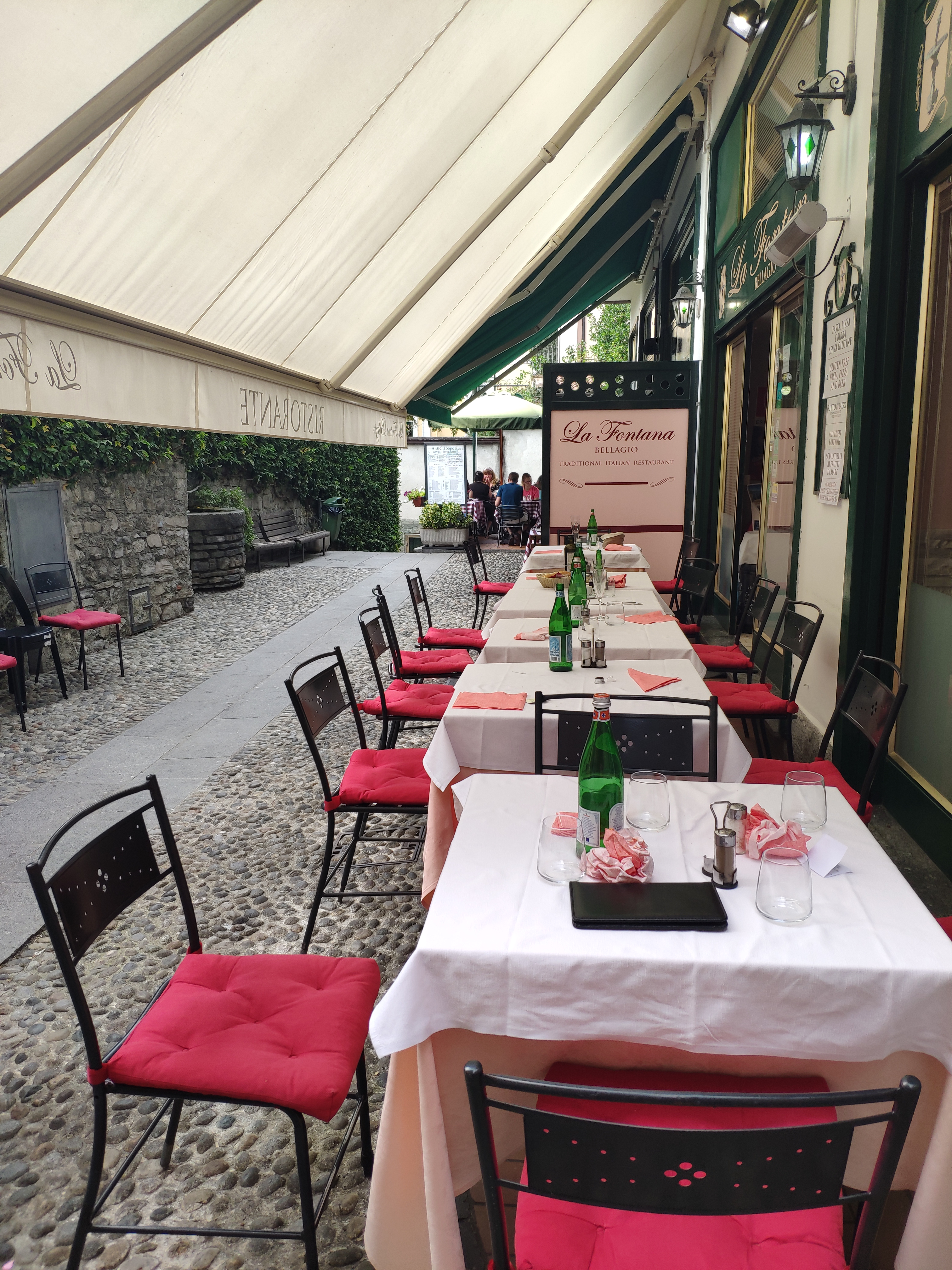 贝拉焦（Bellagio），意大利在左，瑞士在右，晨光熹微，岁月静好