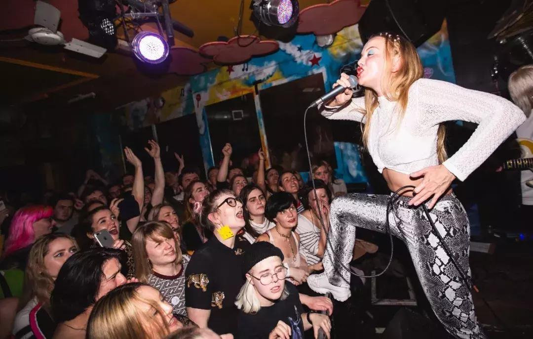 理想人妻：我们才不是什么女子乐队！