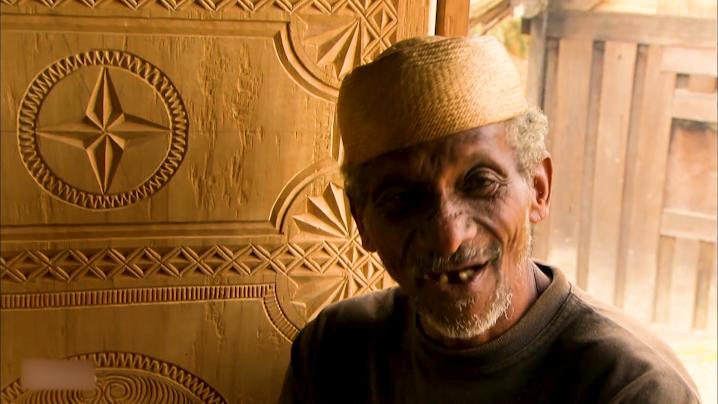 非洲传统伐木工艺，一月才赚600元，曾被列为非物质文化遗产