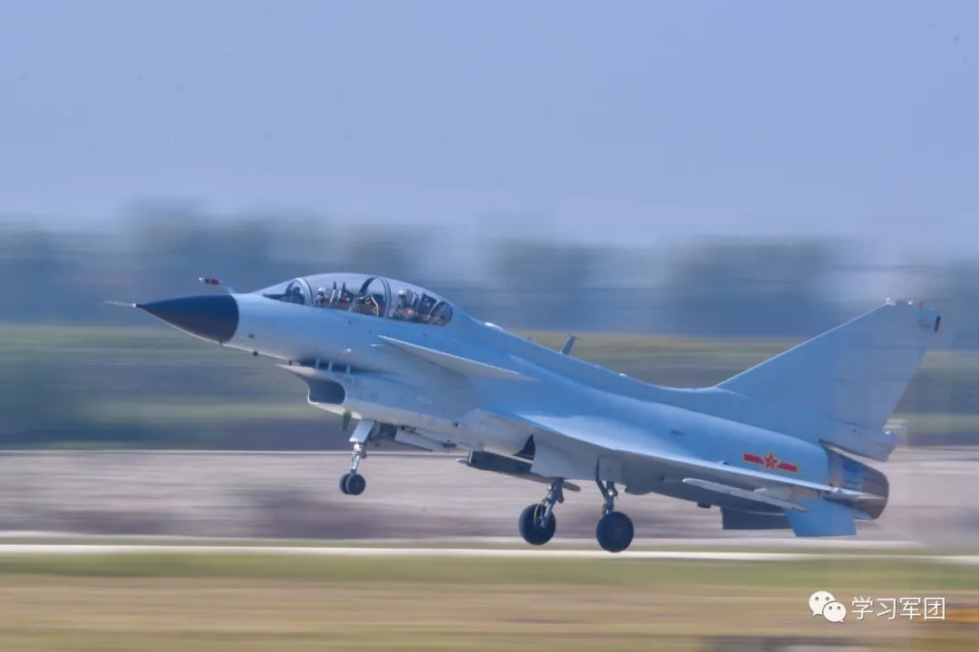 歼10飞行学员展翅蓝天,空军首批歼10飞行学员纪录片