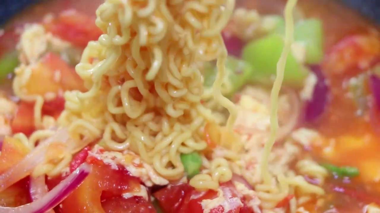 泡面加鸡蛋怎么煮好吃又方便,火腿鸡蛋泡面怎么煮才最好吃