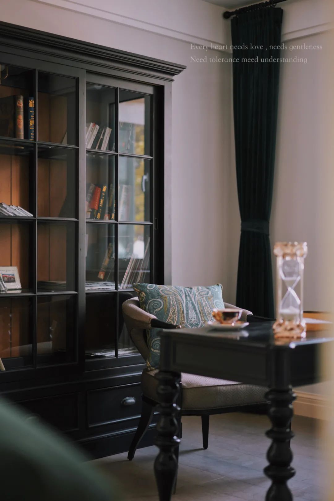 墨绿和酒红色搭配效果,墨绿色和红色搭配极简风