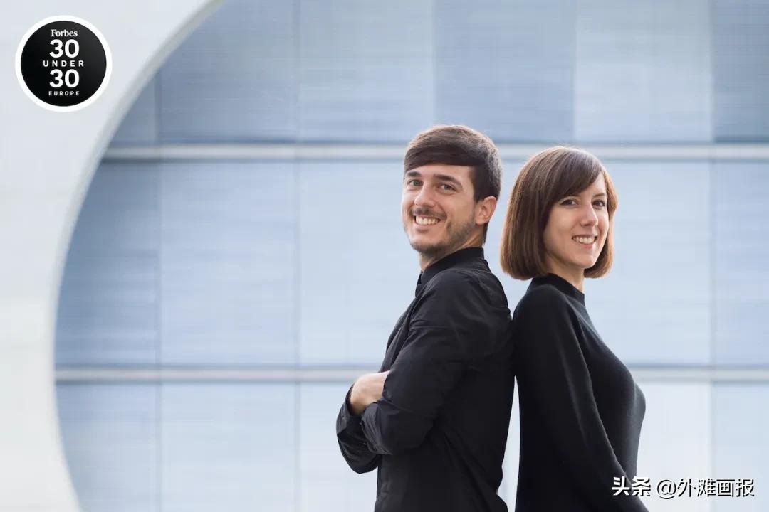 情侣旅行拍照片怎么拍出高级感,很火的一对情侣拍照很有技巧