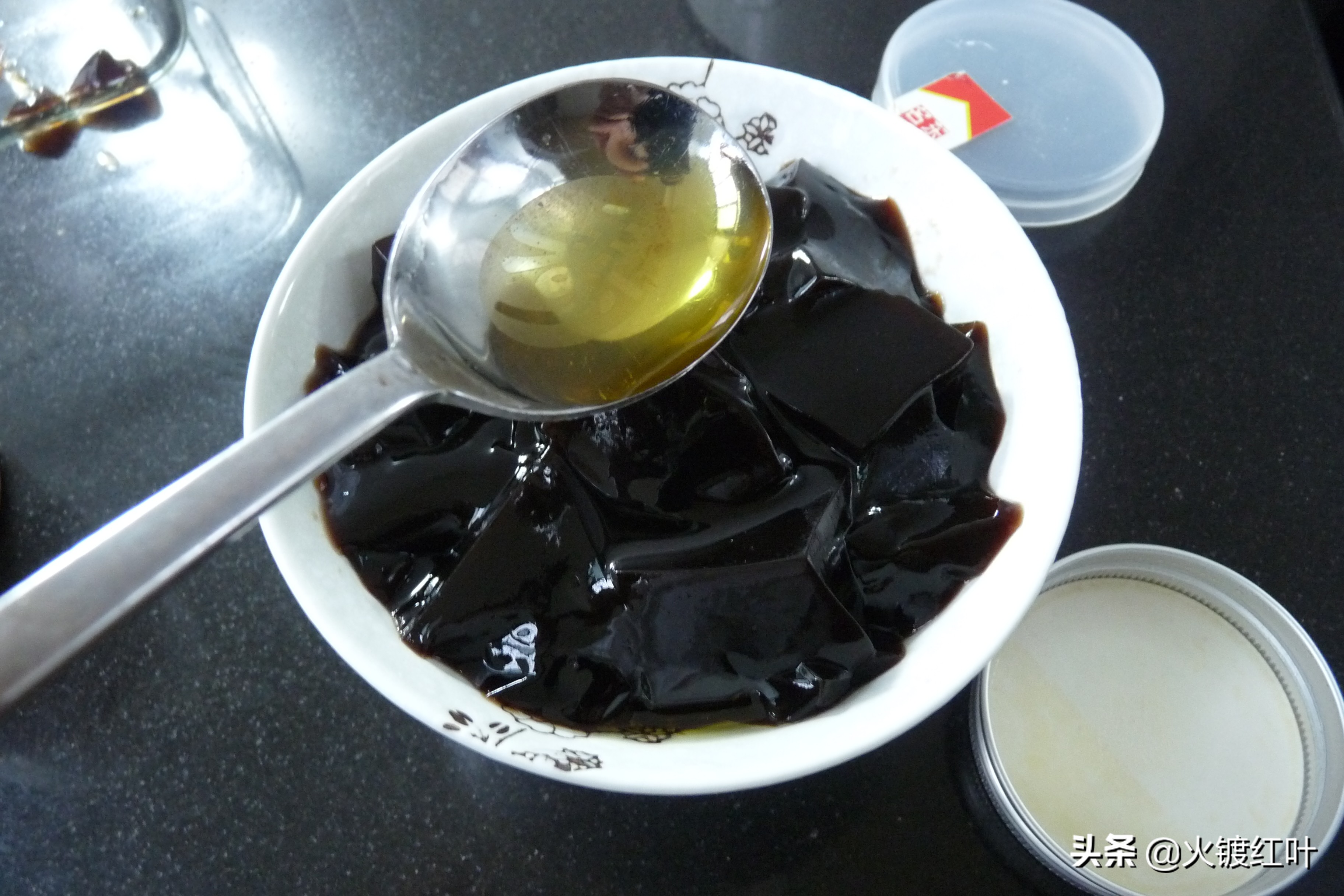 如何在家做消暑龟苓膏,自制龟苓膏清热消暑的必备饮品