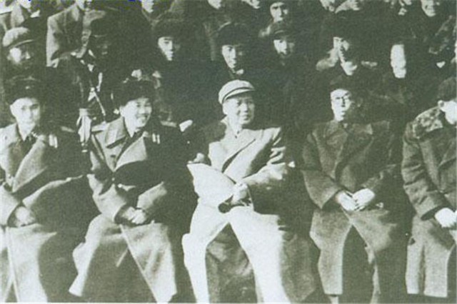 邓华缴获五箱白金龙烟，只给主席一支，主席笑笑：“财不露白”啊