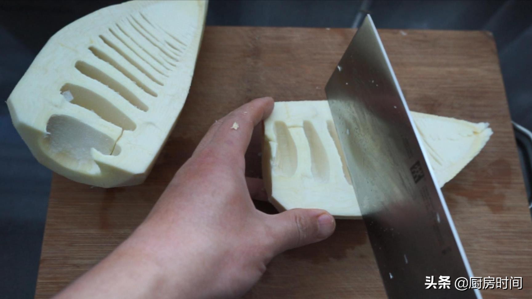 已经炒好的竹笋苦的怎么去除苦味,新鲜竹笋焯水后有苦味能泡一夜吗