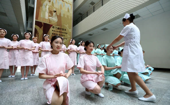 护士一个月工资真实多少,护士工资真的那么低吗