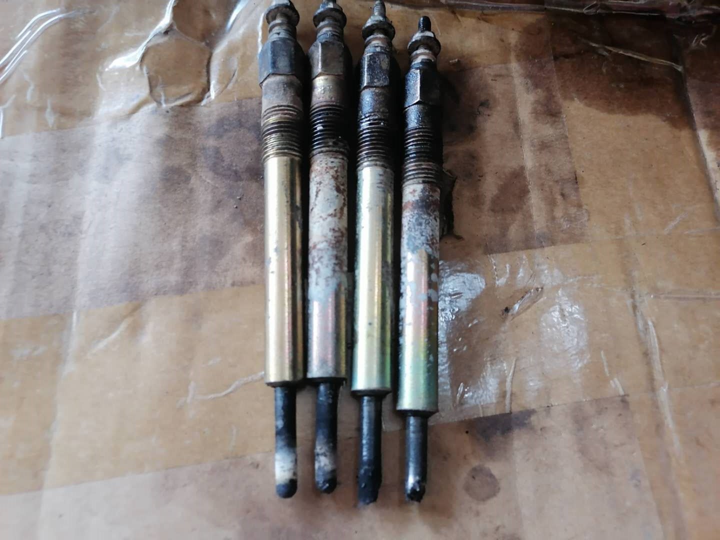 发动机冒白烟蓝烟烧机油,尾气大量冒蓝烟要不要大修发动机