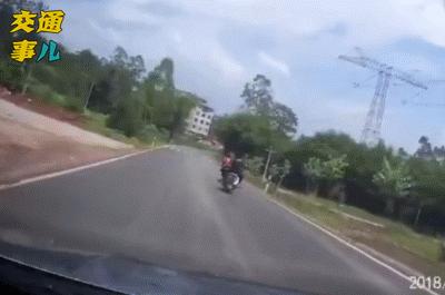 一组动图警示你：耍酷炸街一时爽车倒人进“鬼门关”！