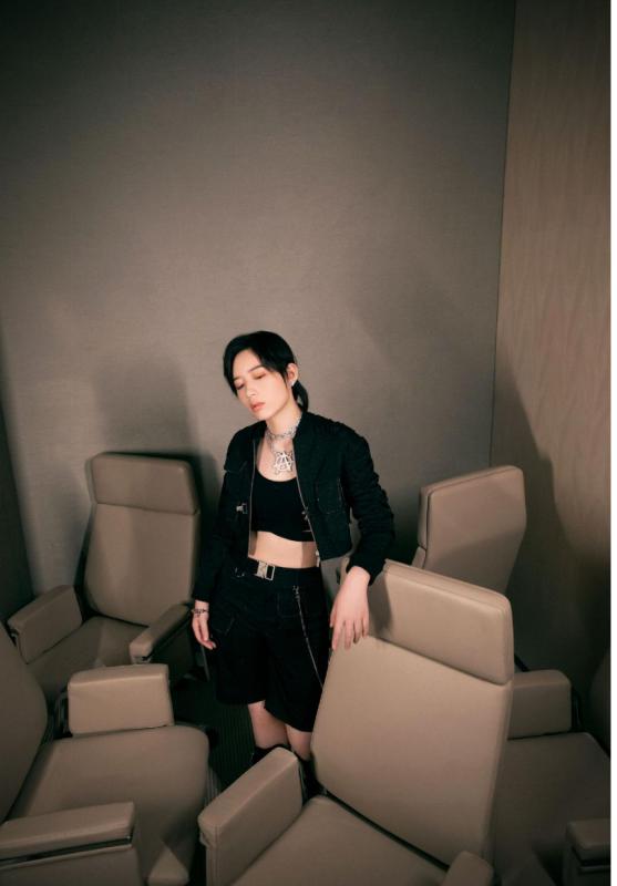 李斯丹妮的机车造型是真的辣,露腰又露腿,身材好果然敢穿