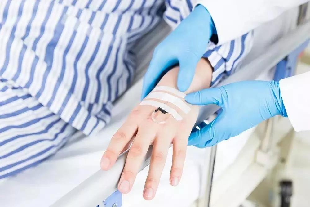 幼儿输液时输液管里疑有虫,3岁小孩打针输液管有虫子