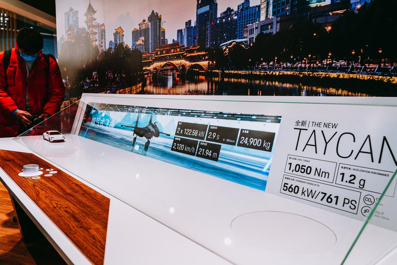 taycanturbos冰莓粉,买不起taycan的比亚迪