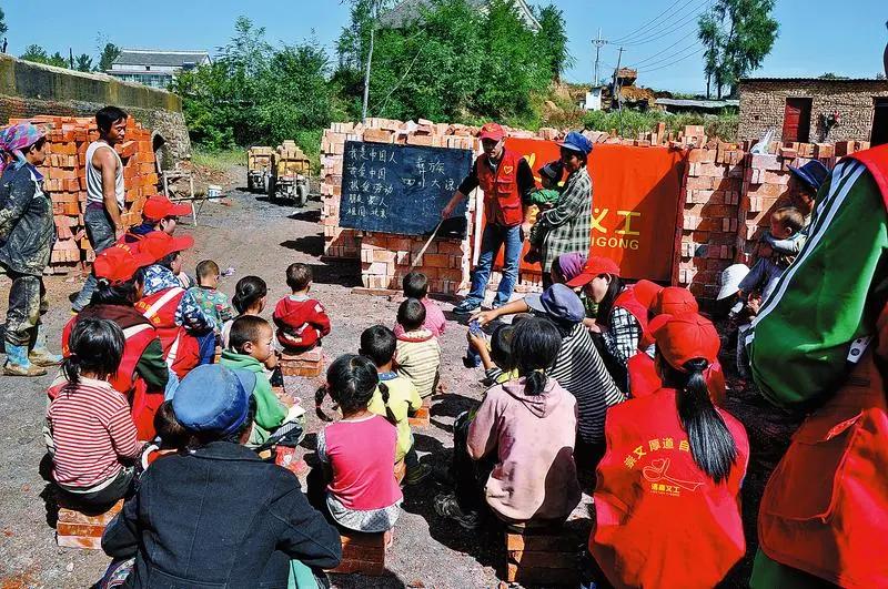 让生活处处充满爱的阳光——记洛南县义工联合会会长罗刚