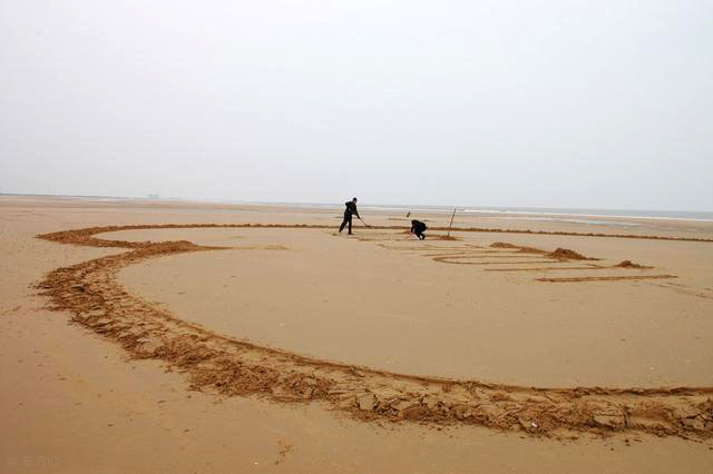 一轮骄阳升日照，二夜美梦伴海涛，三天渔家海鲜饱朋友同行欢笑多