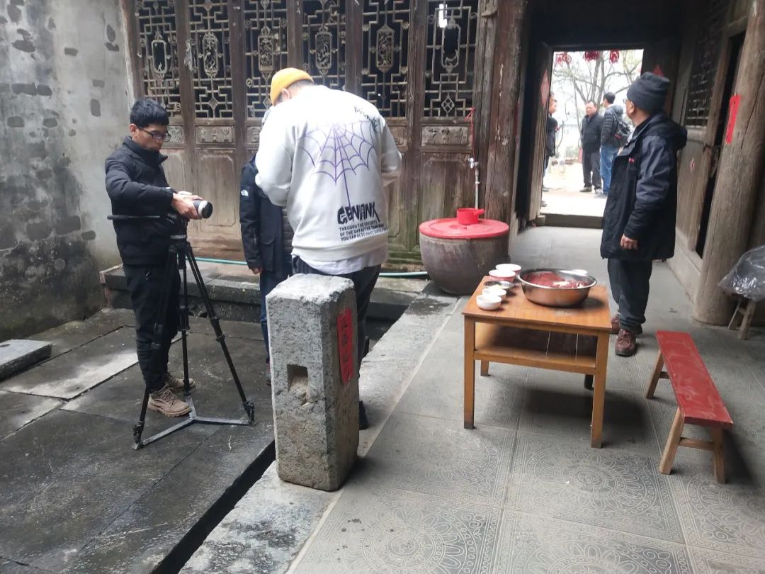 央视在广西全州庙头镇大碧头拍摄十大碗之一胆肝