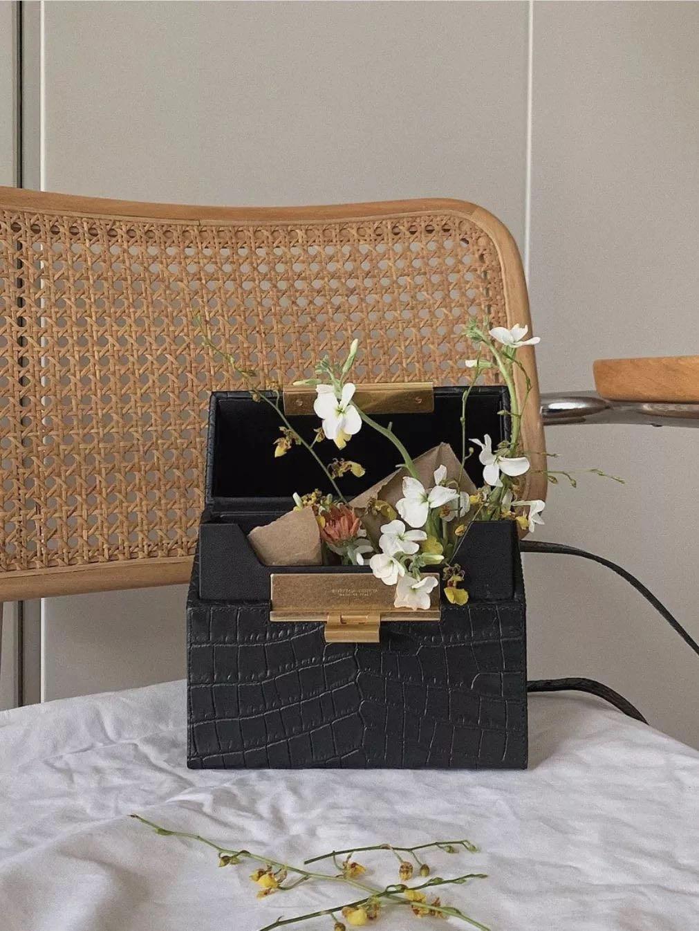 纵然每年流行的都不一样,有这样一个趋势——鳄鱼压纹