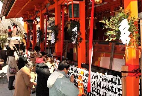 日本过年去寺庙祈福,日本新年神社