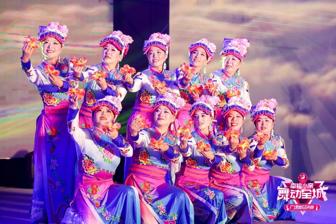 大妈们参加广场舞比赛,春晚广场舞比赛