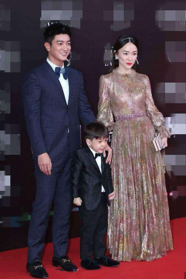 陈慧琳穿羽绒服演唱还被冻成表情包,一看演出地点,网友都笑了