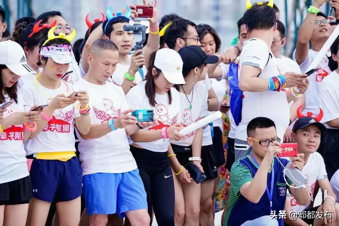 菁蓉湖荧光夜跑,郫县菁蓉湖公园夜跑