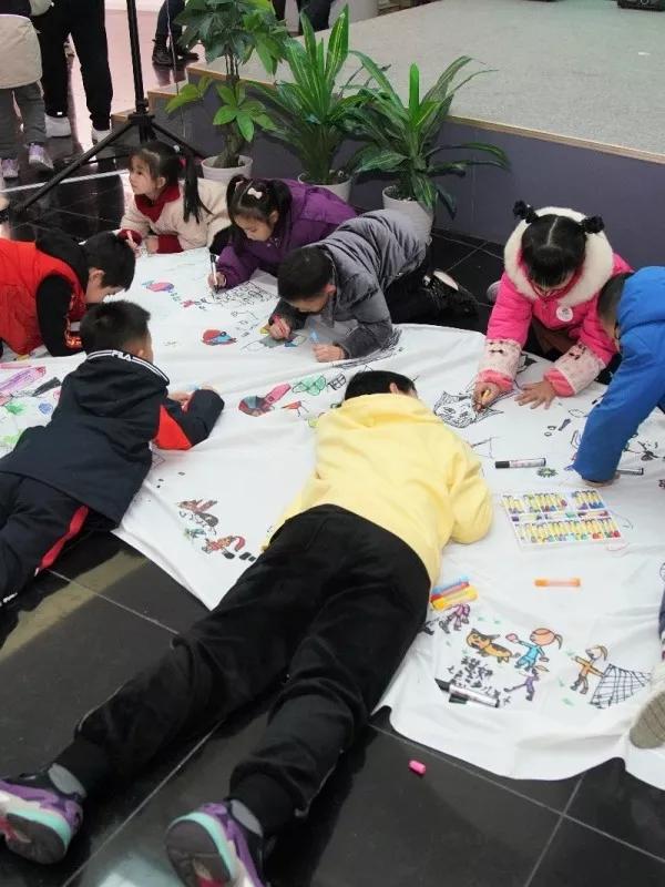 中超武汉球迷文化节“小小画家”童心绘出绿茵梦