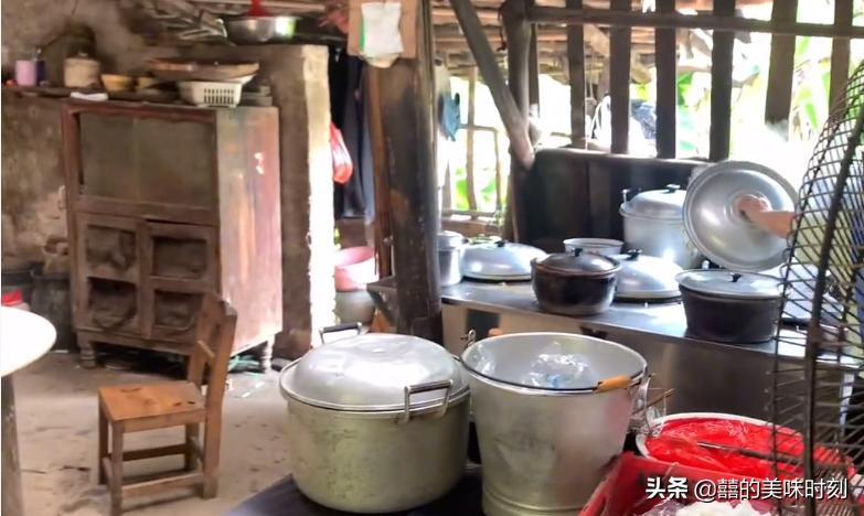 广西大姐乡镇卖小吃1元1个月入6万,大姐摆摊卖独特小吃1天卖出400碗