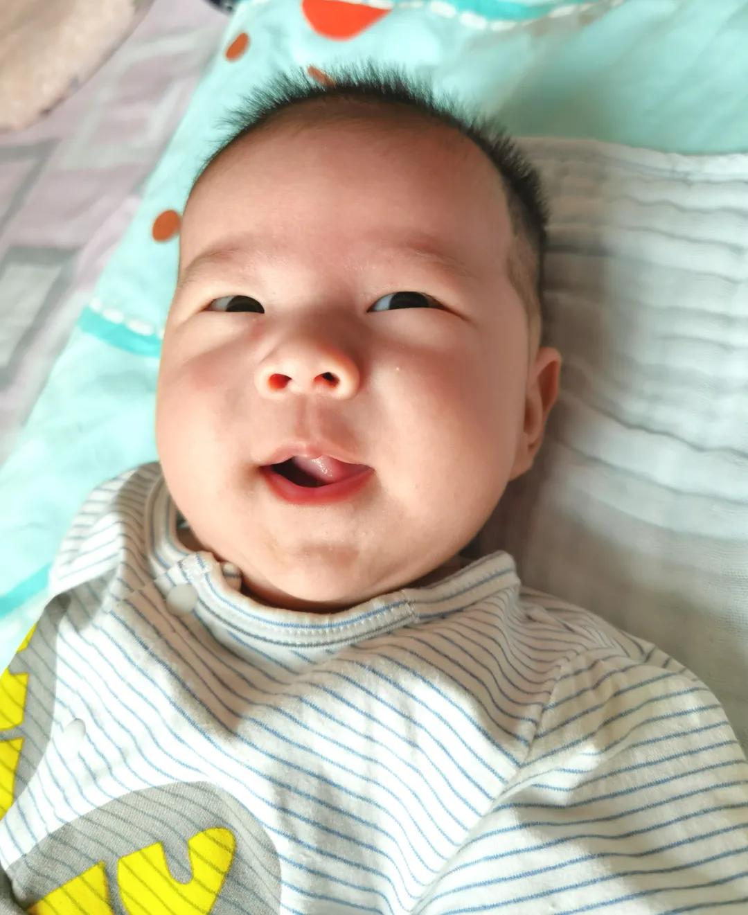 外孙百天照片,小外孙过百天