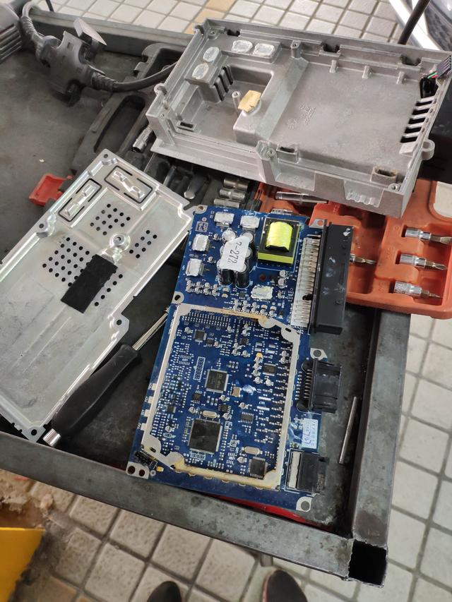 奥迪q7天窗漏水之后变速箱无通讯,2014款奥迪q7功放坏了要多少钱