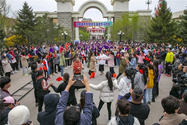 千人晚宴、体育狂欢、明星路演……玩转校园文化，尽享大学魅力！