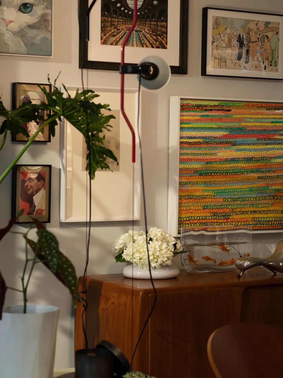 她从欧洲背回月球灯，“明明如月，何时可掇”，把家变成了艺术馆