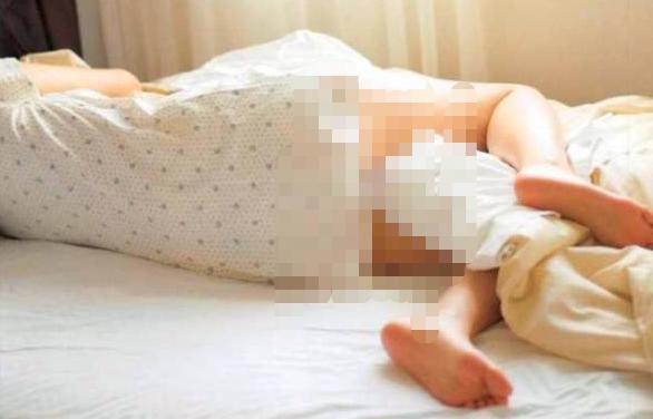 睡觉夹腿被妈妈训斥，女孩夹腿是为什么？家有女儿的要了解