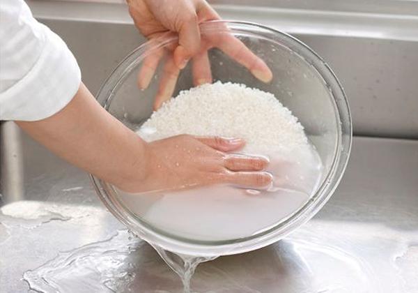 淘米水不要倒掉它有8大妙用,淘完米水要倒掉吗