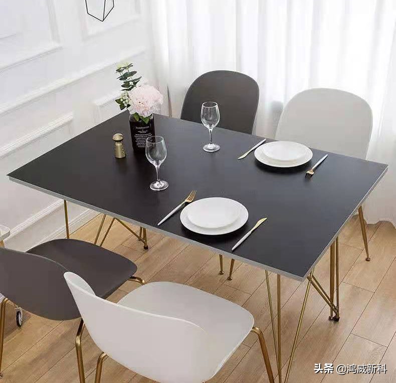 怎么找回用餐的仪式感？把皮革铺在餐桌上