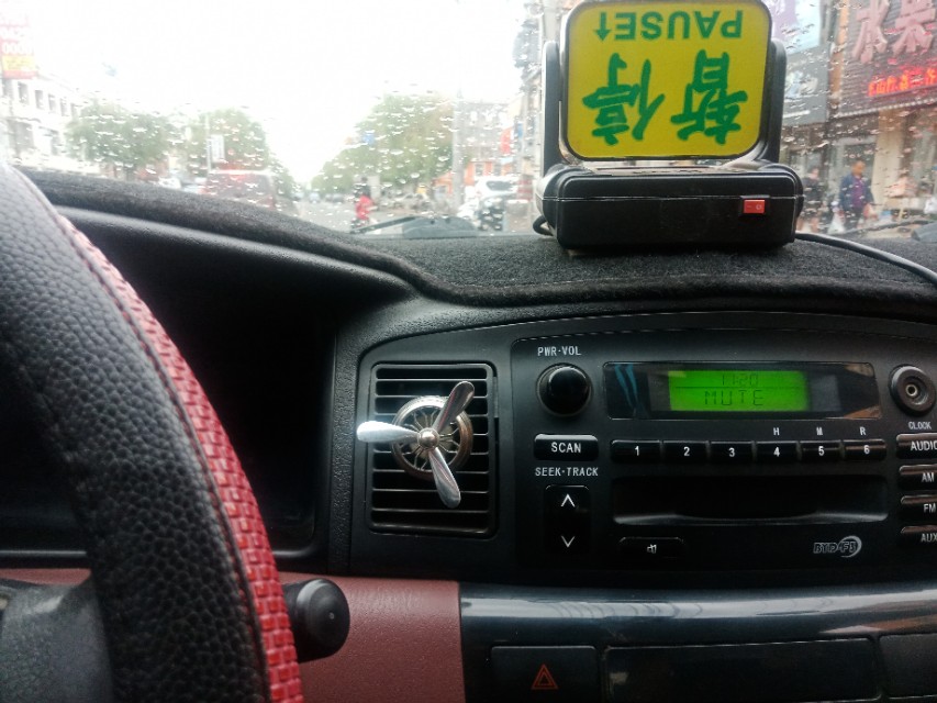 辽西小城一个普通中年男人，开始一天不为人知的出租车司机工作