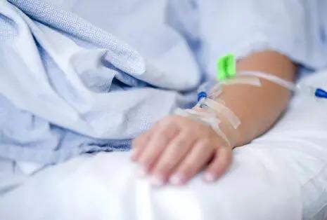 20多岁小伙靠打营养针维持生命,爸爸毫不犹豫切下2.5米长的小肠