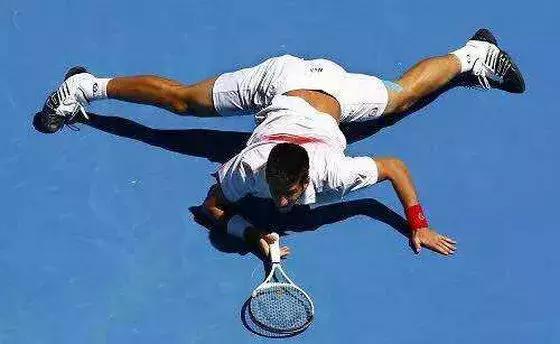 网球球员摔倒,网球拍摔地上反弹接住