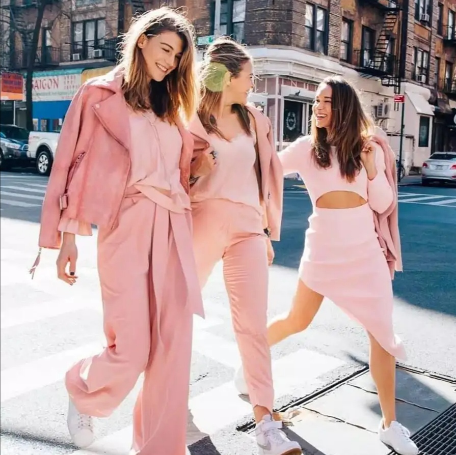 小个子粉色长款大衣搭什么宽头鞋,穿粉色大衣配什么颜色的包包好看