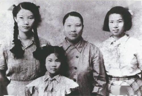 毛*东泽**亲家张文秋，两丈夫相继牺牲，狱中抚养3*女幼**，享年99岁