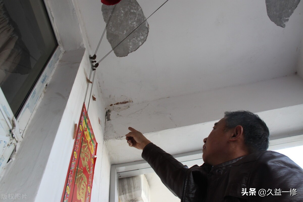 飘窗防水补漏报价,飘窗顶裂缝漏水只涂防水胶有用吗