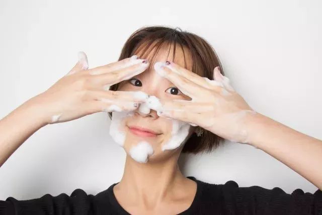 一块驴奶皂搞定洁面、卸妆，还能洗澡去鸡皮！我要回购10000次